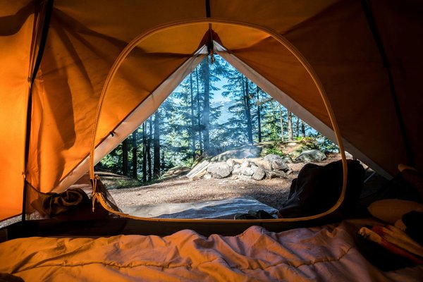 Quelles astuces pour créer un espace de sommeil confortable en camping pour les personnes souffrant de douleurs dorsales ?