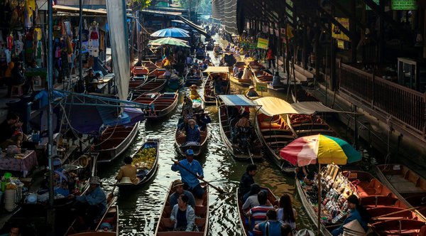 Comment découvrir les marchés flottants les moins touristiques en Thaïlande ?